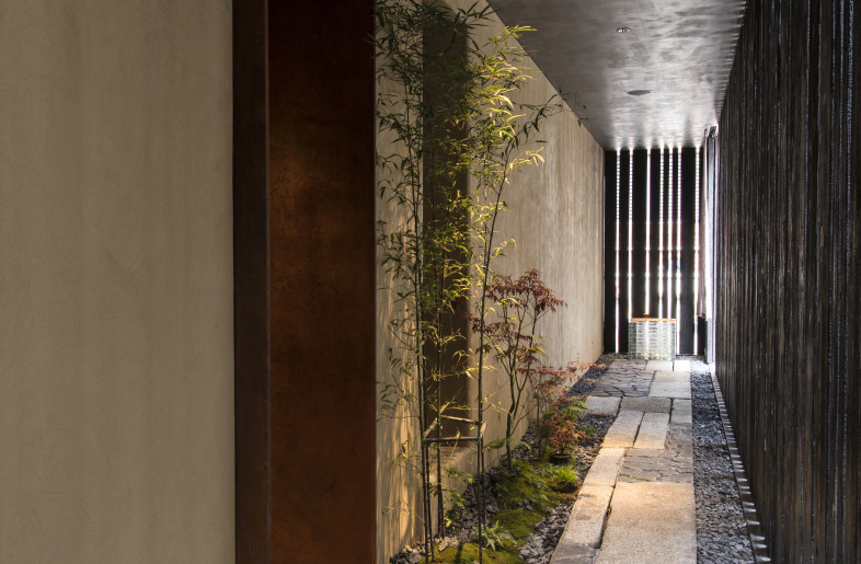 Granite is used as paving stones for the floor material, and the spirit of wabi-sabi appears by using waste materials collected from the countryside in suburban Shanghai. - YUHI STUDIO