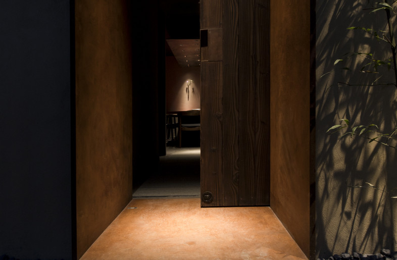 The door leading to the interior is made of 20% light-roasted douglas fir, and the handle and door frame are made of corten steel plate. - YUHI STUDIO