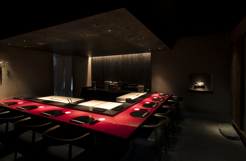The lacquer red used in the red bar counter is also known as the earliest red in Japan. - YUHI STUDIO