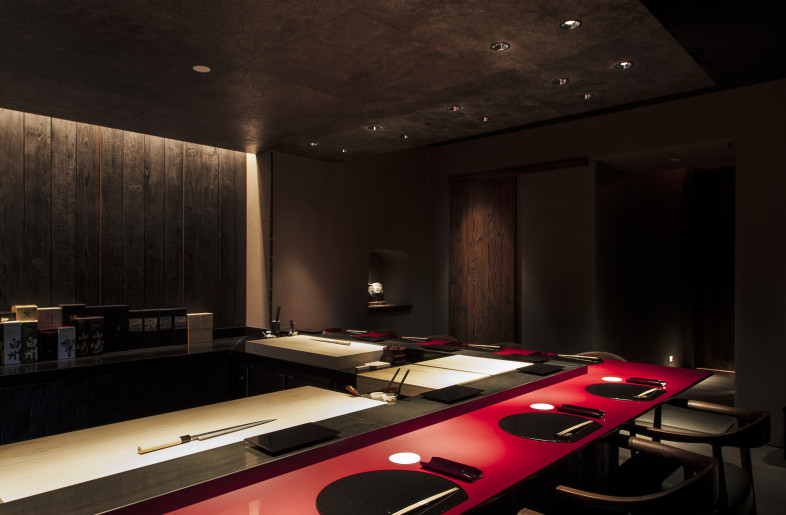 Black washi paper produced in Tottori, Japan was pasted on the ceiling, and the edge was made as thin as possible so that the piece of washi paper could be seen floating in the air. - YUHI STUDIO