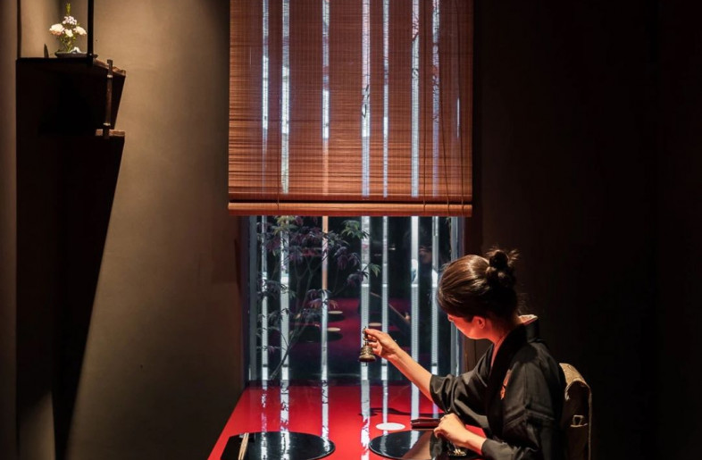 Private room. The plants planted in the courtyard are reflected on the red lacquered countertops, making the whole space become gorgeous. - YUHI STUDIO