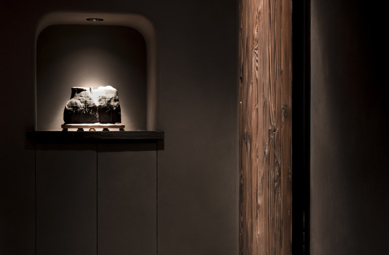 When choosing the material of the private room door, considering the matching degree with the clay wall, we chose 20% light-roasted douglas fir - YUHI STUDIO