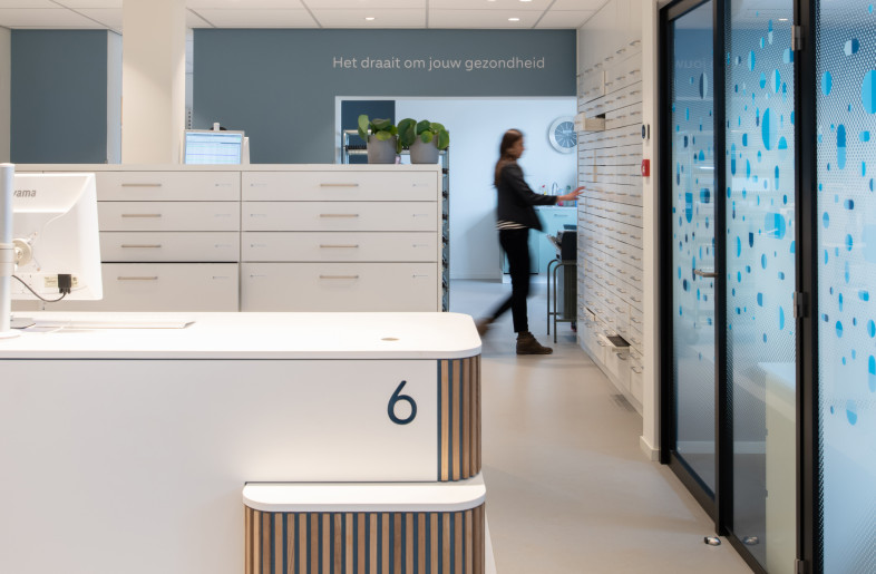 02_The open floorplan and transparancy between front and back office facilitates visual contact between the pharmacist and the visitor - Aiste Rakauskaite