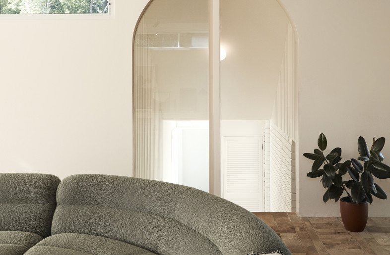 Wahroonga House is an example of mid-century modern design, referencing the warmth and playfulness of Palm Springs. - Photography: Damian Bennett