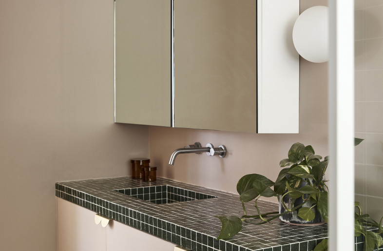 Curved shapes are a nod to the minimalist yet playful geometry of modernist design. - Photography: Damian Bennett