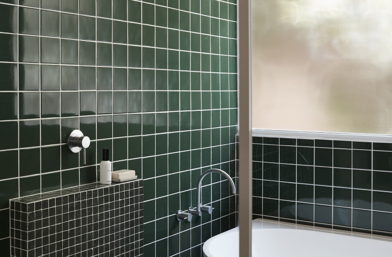 The juxtaposition of matte and gloss surfaces creates depth and interest throughout the house. - Photography: Damian Bennett