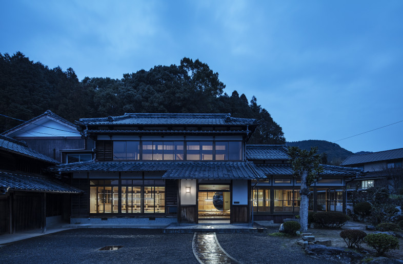 Exterior. We didn’t make any modification to the existing 86- year-old Japanese house. - Kenta Hasegawa