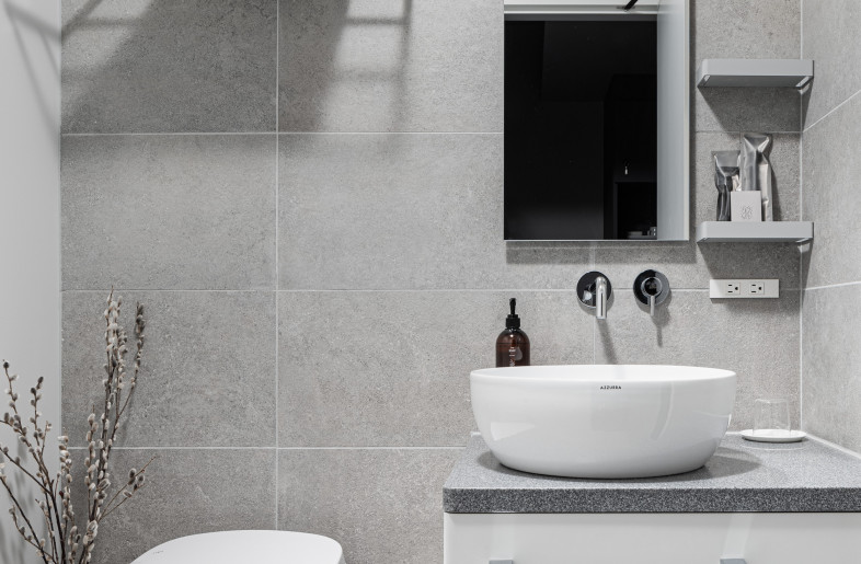 Guest Room Bathroom - Photo: Tomooki Kengaku