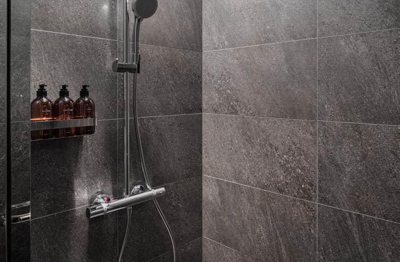 Guest Room Shower - Photo: Tomooki Kengaku