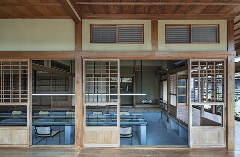 All the paper and glass were removed from the yukimi-shoji screens (lattice frame with translucent paper on top and glass on the lower part so that people could look out at the garden when sitting on tatami mats). Since the floor has been lowered, the garden is at eye level when sitting on a chair. - Kenta Hasegawa