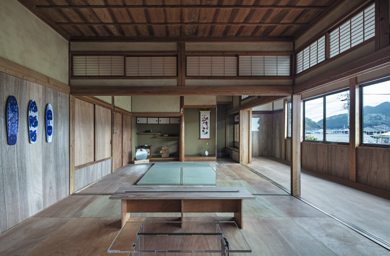 On the second floor, tatami mats were replaced with wooden boards to create a residence space for artists. The wall below the nageshi (decorative material that connects columns horizontally) is covered with the same lauan plywood as the floor, and no additional work has been done above that. - Kenta Hasegawa