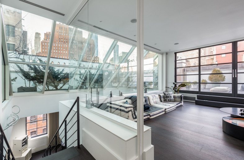 The new glass enclosed mezzanine, an ideal space  for the clients' meditation sessions - Federica Carlet