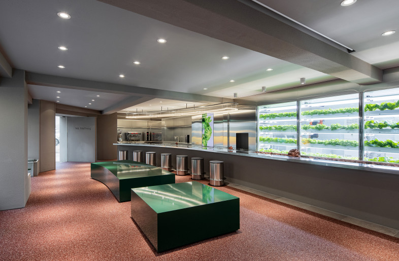 A space where you can enjoy drinks and desserts while watching Smart Farm