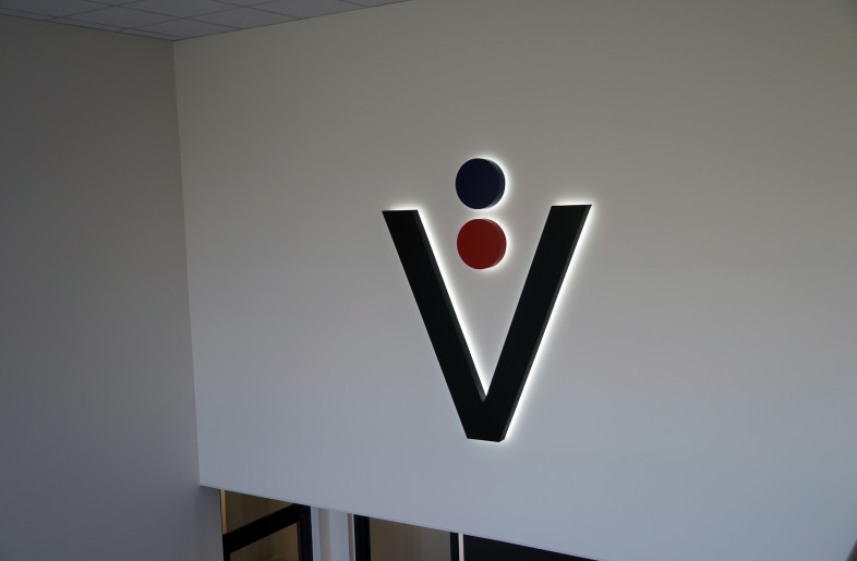 AVENTUS Headquarters: logo relief with indirect lighting - Photo: AWard Associates