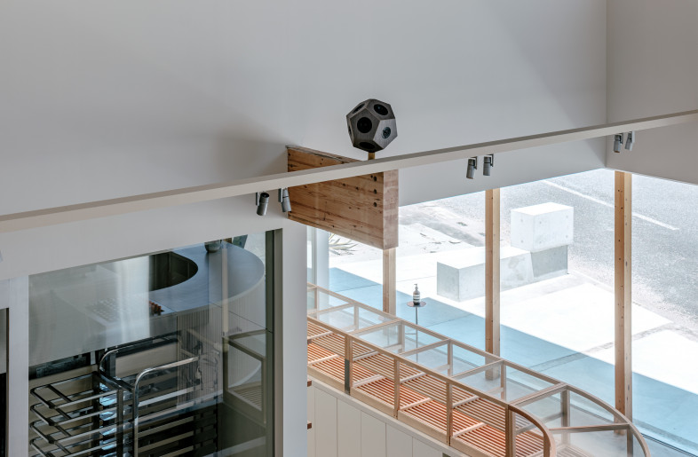 miracle balance of speaker and existing beam and lighting fixture - YASHIRO PHOTO OFFICE