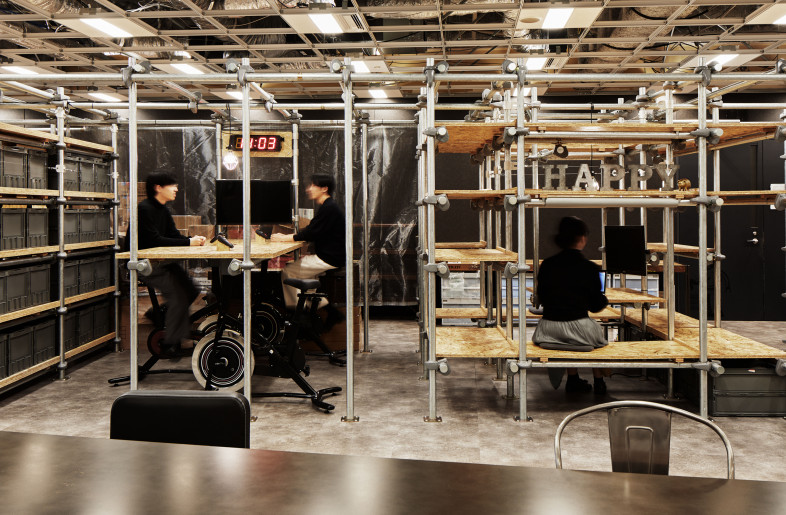 The storage area made of single tubes can be partially turned into a meeting area. - Copyright ©2021 KOKUYO Co.,Ltd. All rights reserved.