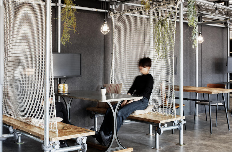 A meeting space made of hammocks creates richer ideas. - Copyright ©2021 KOKUYO Co.,Ltd. All rights reserved.