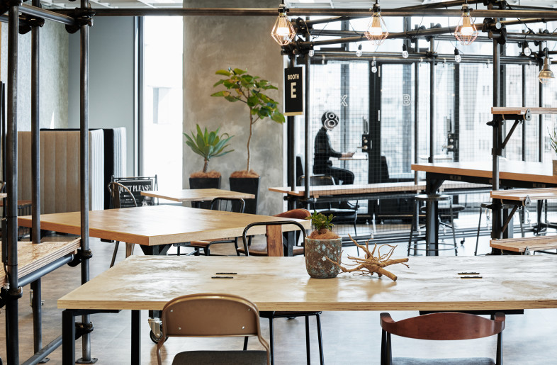 The fixtures are arranged without directionality, and the single pipes guide people's eyes and make the space feel larger. - Copyright ©2021 KOKUYO Co.,Ltd. All rights reserved.