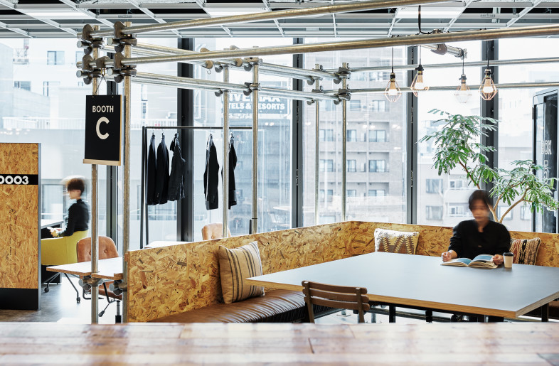 The interior of the office is designed with materials in mind, using industrial products as they are. The furniture is also 60% recycled. - Copyright ©2021 KOKUYO Co.,Ltd. All rights reserved.