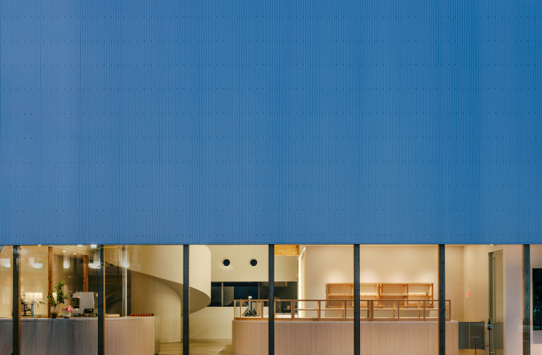 View from outside facade.curved volume and rigid architectural volume. - YASHIRO PHOTO OFFICE