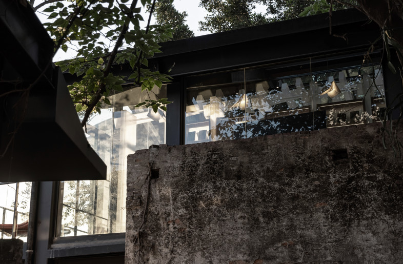 This attribute of time displays from the moment seeing the bookstore. For the old chimney, the ancient bricks and tiles, the former courtyard wall, and the grass and trees witnessing the time, etc. the preservation and restoration is the best presentation of the uniqueness of a field domain. - HANMO VISION/yesong