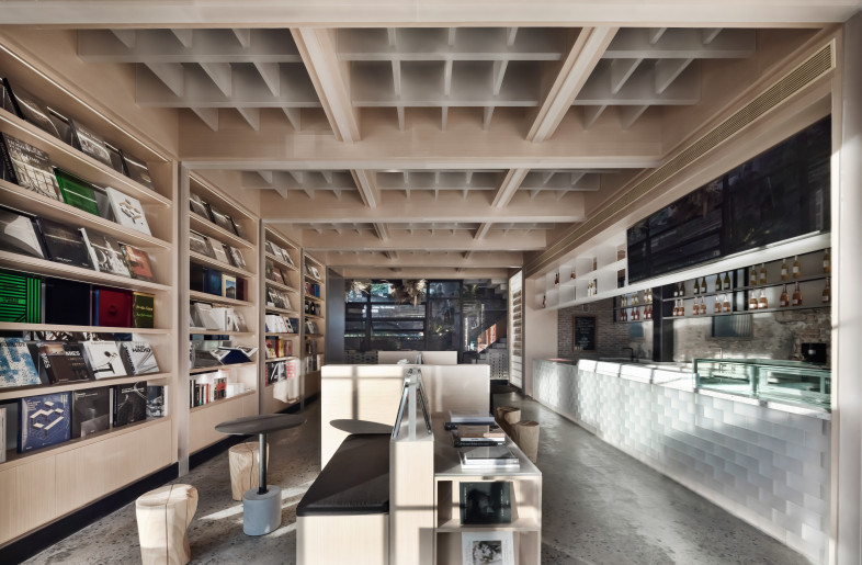 The reading leisure area on the first floor of the library is mainly made of wood structure, highlighting the natural nature of the space. Warm wood color precipitation time texture, create a proper space temperament. The shape of the roof square is similar to the arranged bookshelf. The structure extends from the facade to the top, which is also the infinite extension of the thought, giving the space more imaginable expectations. - HANMO VISION/yesong