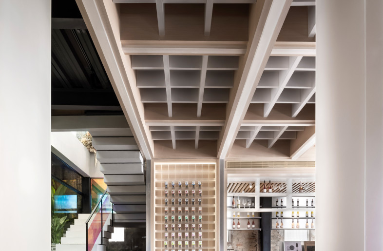 The preserved old brick walls echo the acrylic shaped bar counter, creating a wonderful chemical reaction between the old and the new. - HANMO VISION/yesong