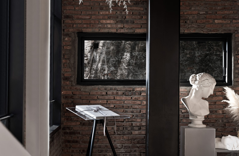 The long and narrow area behind the bookcase is used to create a private reading area, where the past is restored. The old brick is entwined with tree vines, and the classical sculpture is placed in it, which looks like the time is still, primitive yet elegant. - HANMO VISION/yesong