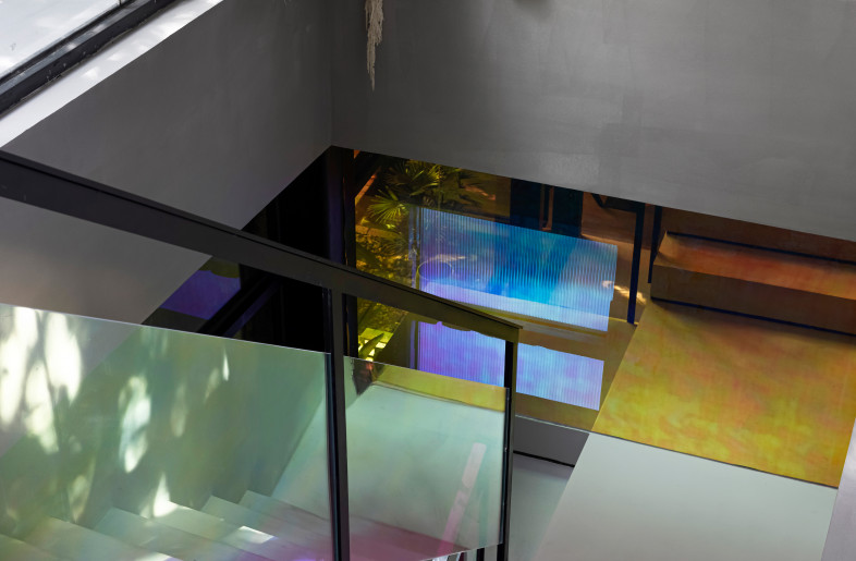 The transformation of space brings the change of mood. The staircase presented by modern means is simple and pure. The thick cement ladder and the thin tempered glass handrail form a sharp contrast. - HANMO VISION/yesong