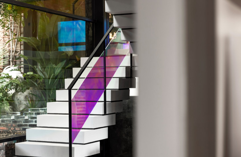 In the spirit of exploration, proceed up the steps to the second floor area. Compared to the ground floor, it feels more modern, and it is as important to look back as it is to look forward. - HANMO VISION/yesong