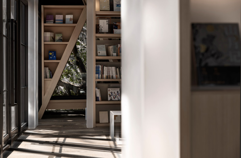 The multi-dimensional display in parallel time and space endows the contemporary urban independent bookstores with novel cognition and richer experience. In the living area on both sides of the long and narrow reading area perception is different, one side order, one side clever, one side rational, one side perceptual. - HANMO VISION/yesong