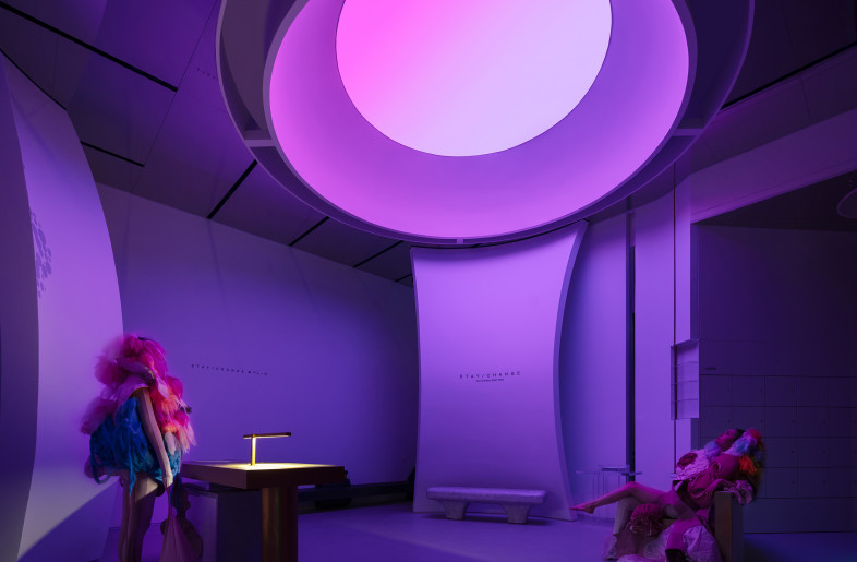 The light film on the ceiling emits different colors, making the space in a different time and space effect. - Design Plus Design