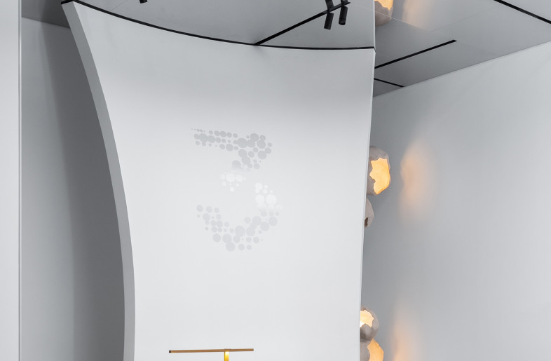 Too many straight lines and planes are weakened, and various changes of circles, mirrors, hyperbolas, and parabolas are combined to form a special-shaped space full of rhythm and dynamics. - Design Plus Design