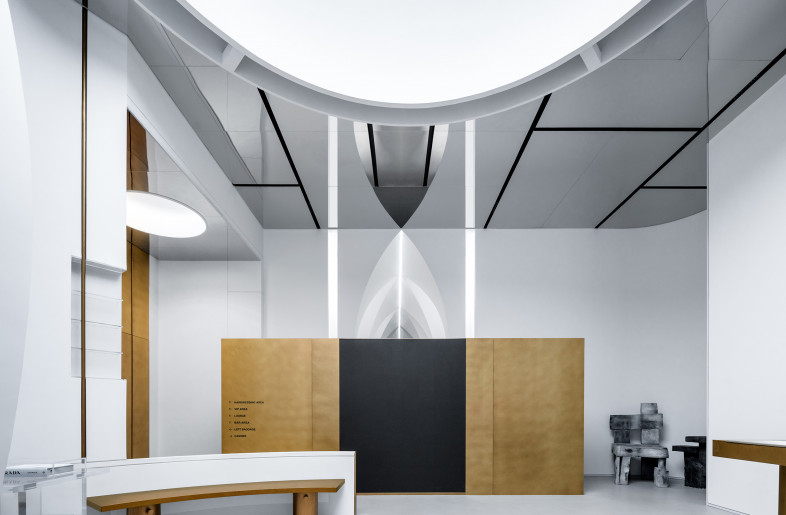 The designer meticulously designed a variety of heterosexual furniture and lighting on the soft furnishings, using carbon black to make a variety of different props, and matching the bronze chaotic stainless steel to create the objects in the space because of the collision of stars. It's the same as burnt. - Design Plus Design