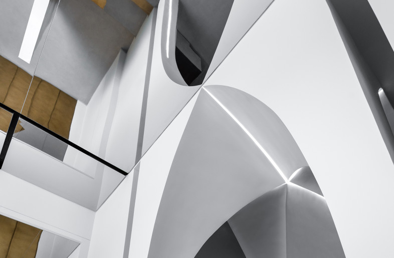 The front and end of the corridor are designed with a mirror effect to form an hourglass shape, combined with the light emitted by the light strip, like the "Sand of Time" slowly flowing down over time. - Design Plus Design