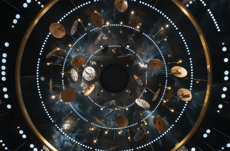Ceiling pattern with lighting reflection - Wen Studio