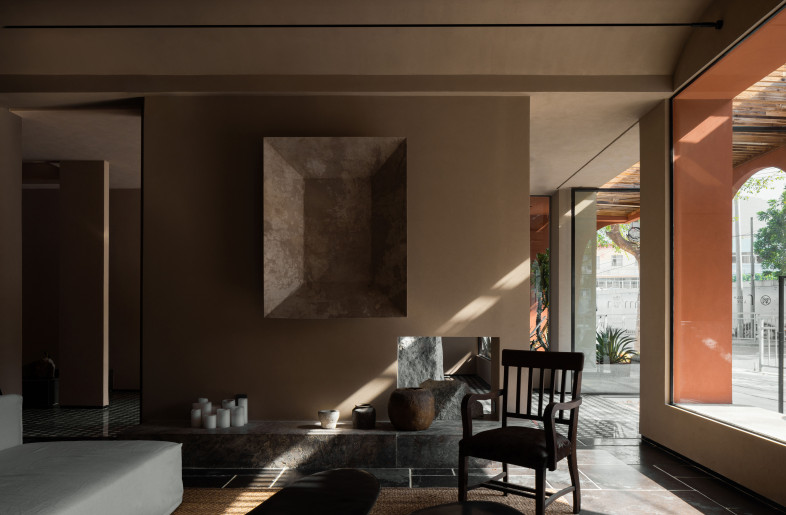 The public area: When light and shadow flow in, sparkling waves are created. With the extension of light and shadow, the interior space acquires a flowing beauty. - Yun Ouyang