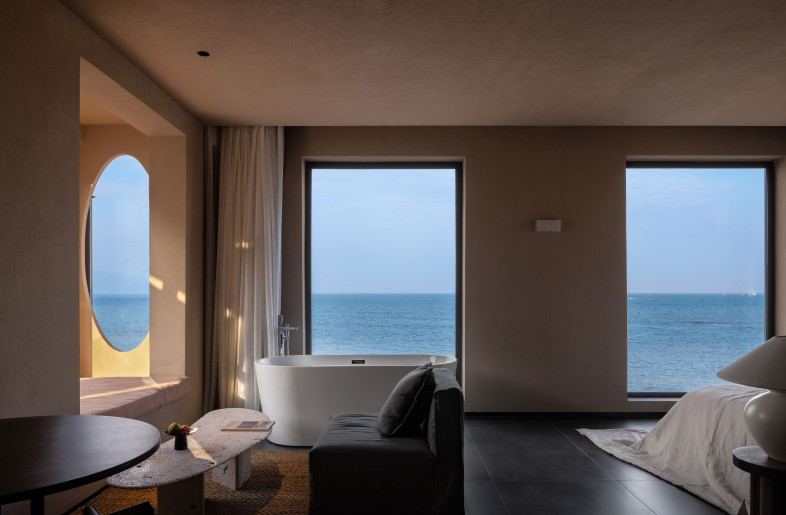 Room: The floor-to-ceiling windows looking at the sea on three sides eliminate the boundaries of the space, invite the natural scenery to enter, and integrate with the interior space. - Yun Ouyang