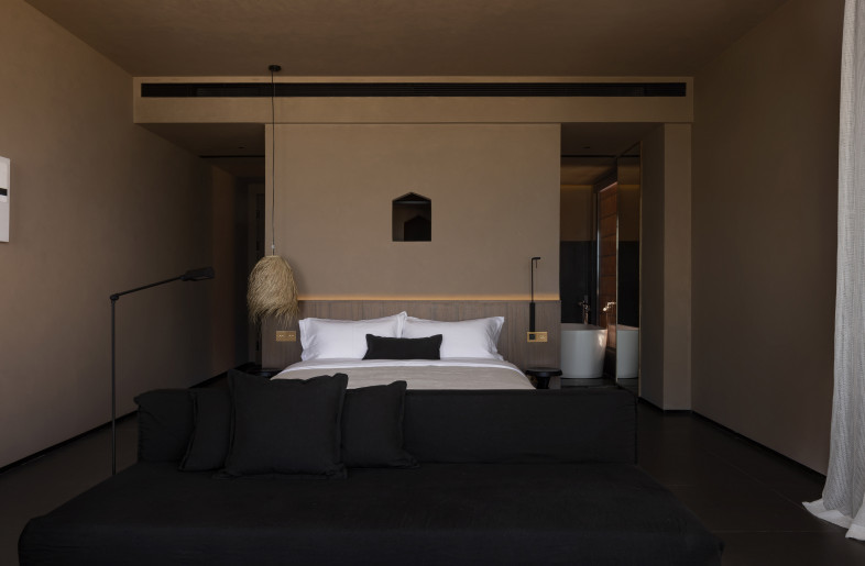 Room: The room continues the tone of the ocean, and the soft all-linen fabric, like a wave, soothes travelers from afar, and rests their tired hearts. - Yun Ouyang
