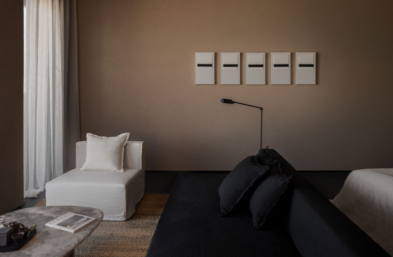 Room: When people sit facing the sea, they can touch the texture of the material and feel the purity and transparency of the scenery. At this moment, the room is not only a space for people, but also an exclusive field for people to interact with space and nature. - Yun Ouyang