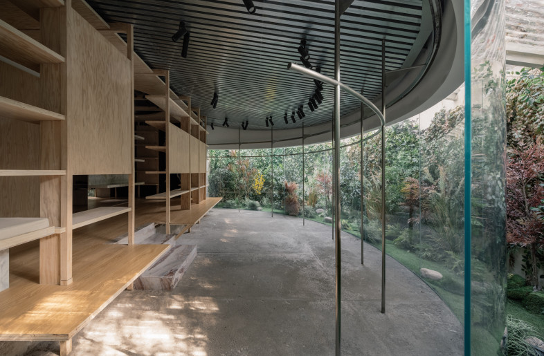 the backyard room surrounded with garden - Wen Studio