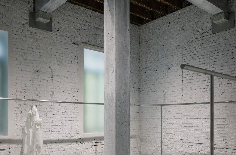 the concrete column as a display table - Wen Studio