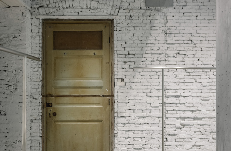 the conserved existing door in the space - Wen Studio