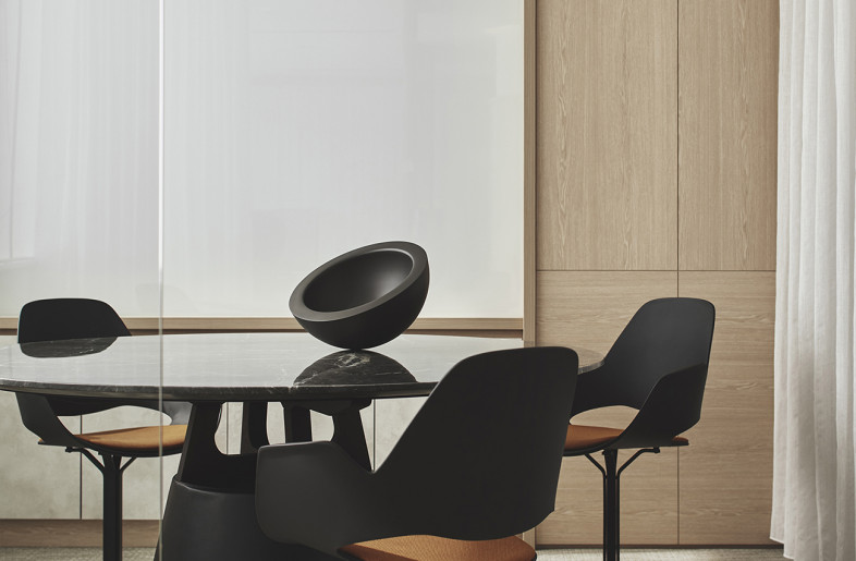 The breakout meeting room sits across the Director's room, and is furnished with quality furniture pieces. - Studio Periphery
