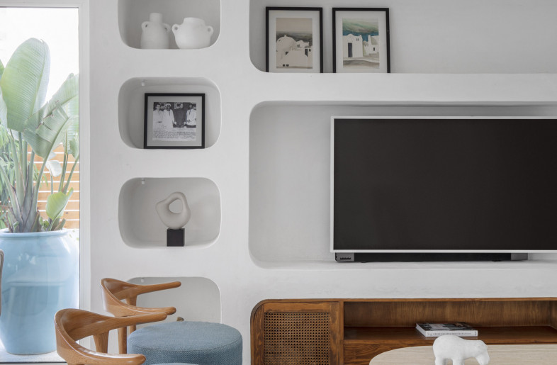 Concave cornices and rounded edges were used around the space for a continuous flow and uniformity. - Louay Nasser