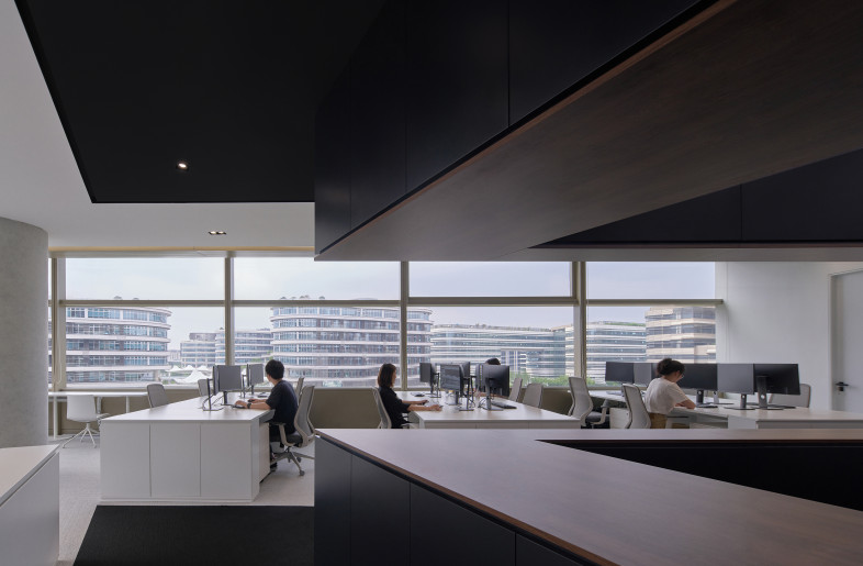 The open office area with best views and natural lighting. - yuuuunstudio