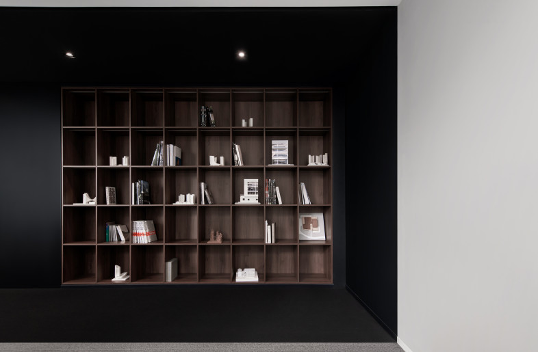 Walnut gives the dark space a calm and warm feel - yuuuunstudio