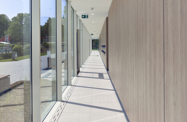 access changing rooms with connection to the outdoor pool - Roland Halbe Fotografie