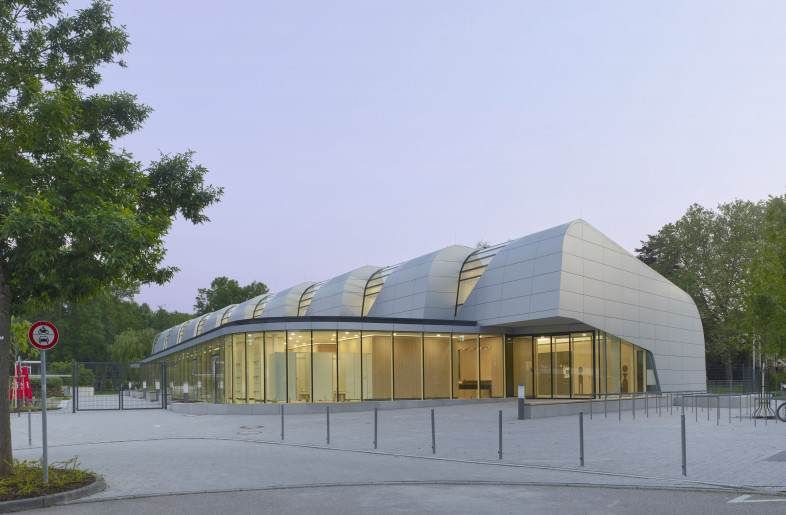 main view of access area with forecourt - Roland Halbe Fotografie