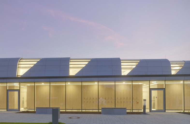 view and rhythm through the gradation of the roof - Roland Halbe Fotografie